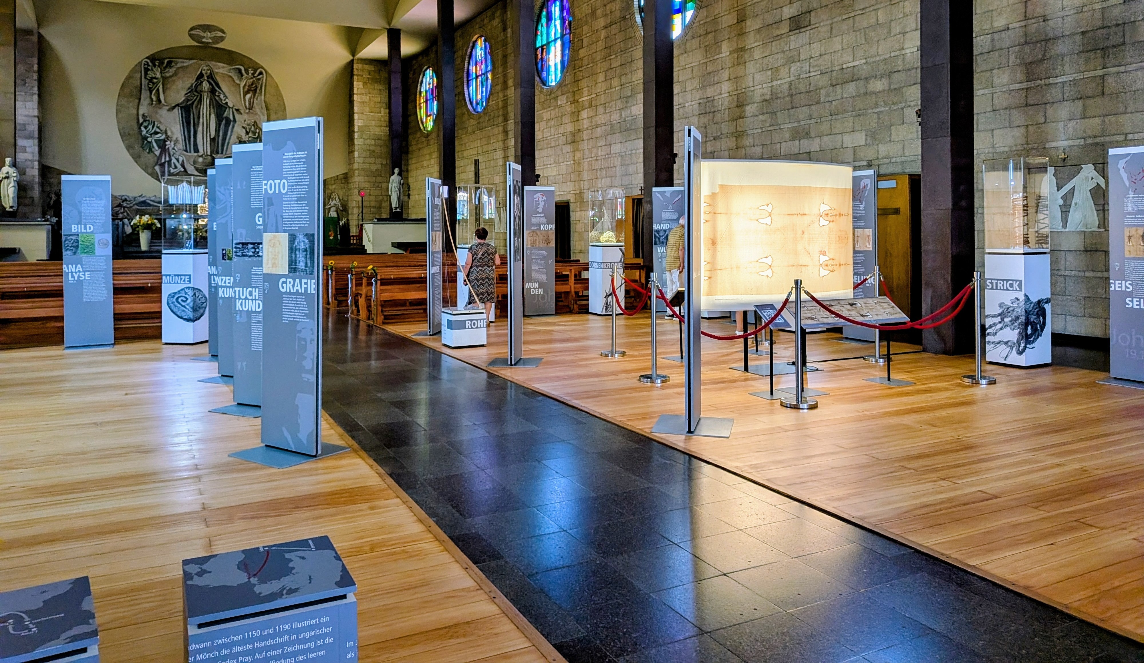 Ausstellung 'das Turiner Grabtuch' in der Kirche Maria Lourdes
