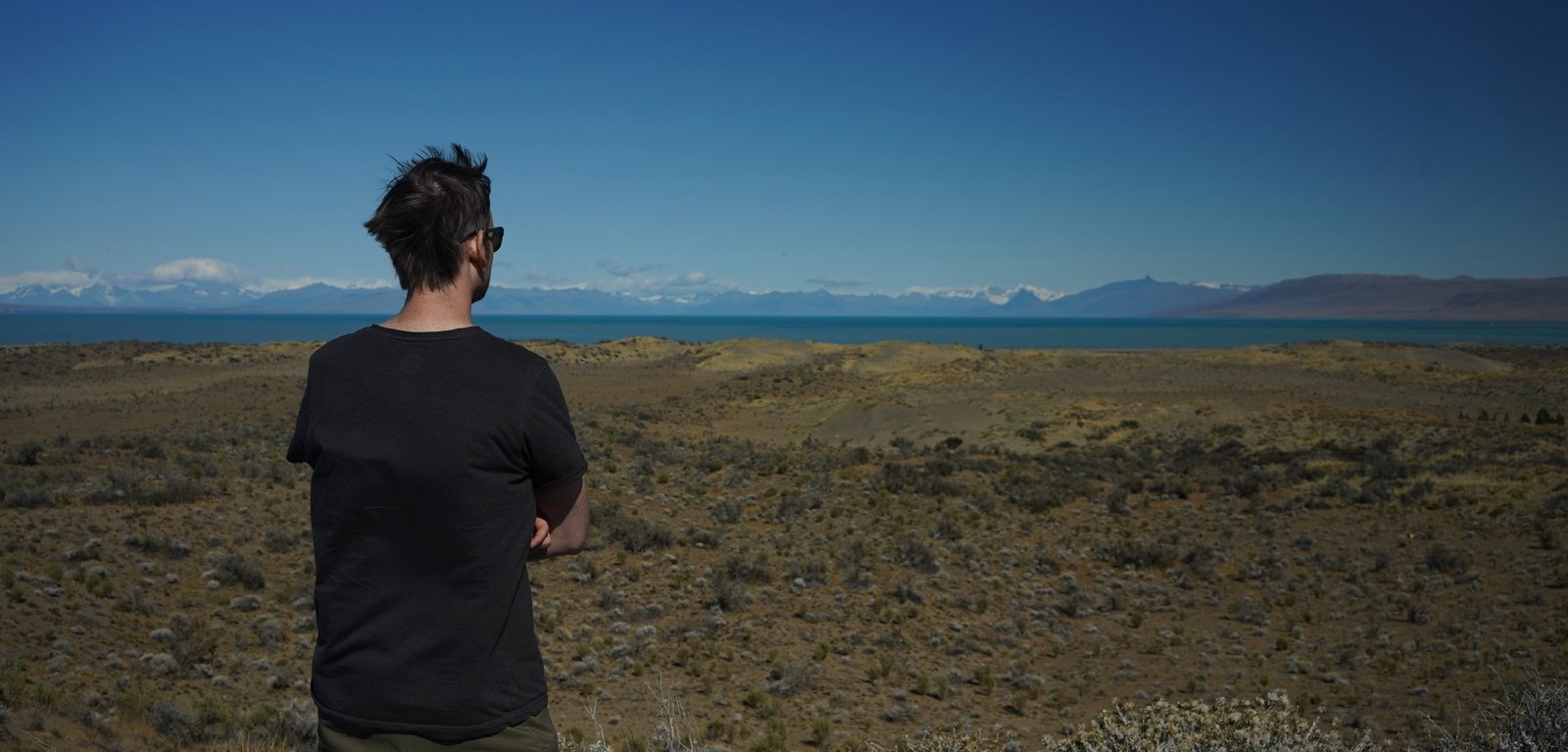 Mann blickt in die Weite und erblickt herrliche Naturlandschaft