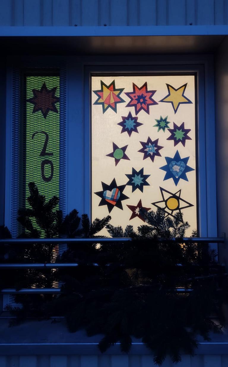 Adventsfenster 2020 in der AOZ Wohnsiedlung Zihlacker