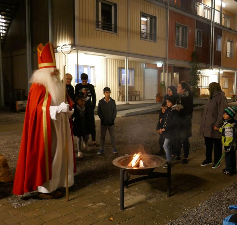 Samichlaus auf Besuch in der Wohnsiedlung im Kolbenacker