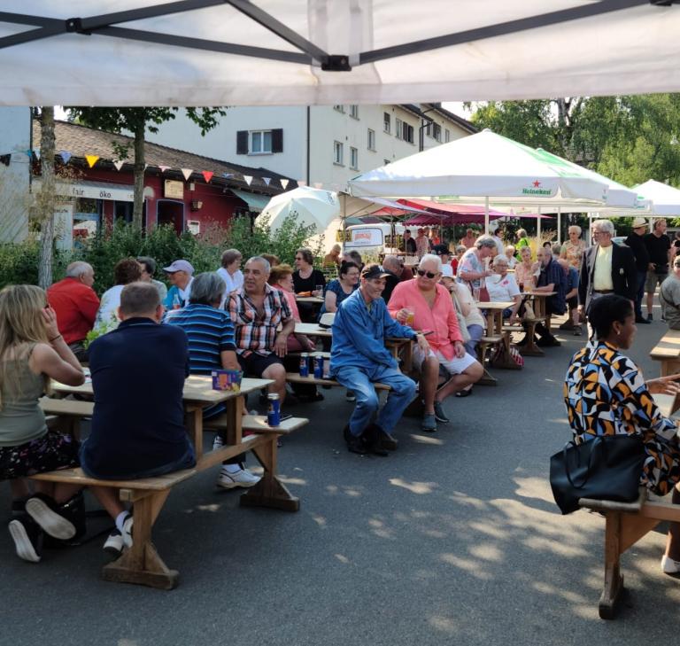 Gemütliches Zusammensein am Seebacher Platzfest