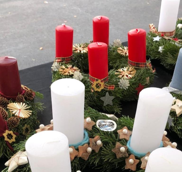 handgefertigte Adventskränze aus der Pfarreiwerkstatt achzg52