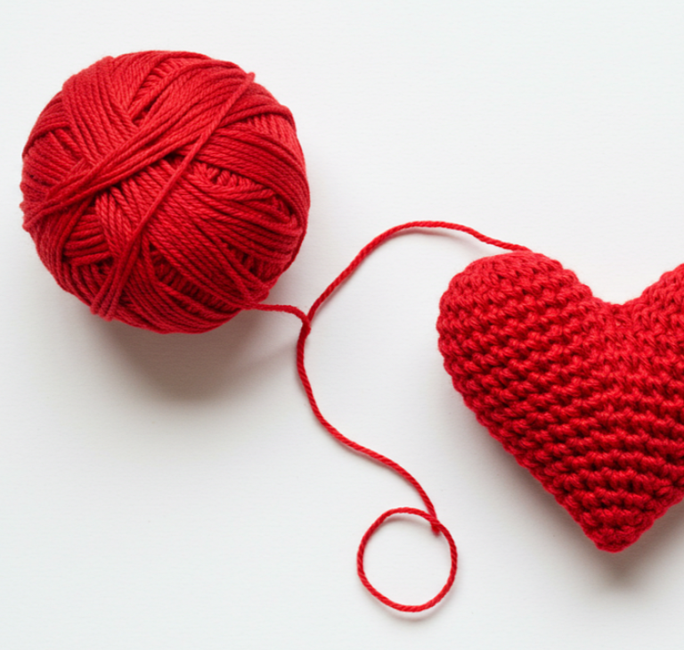 roter Faden und gehäkeltes Herz