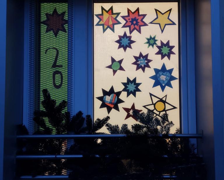 Adventsfenster 2020 in der AOZ Wohnsiedlung Zihlacker