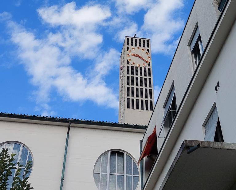 Gebäude und Kirchenturm Maria Lourdes
