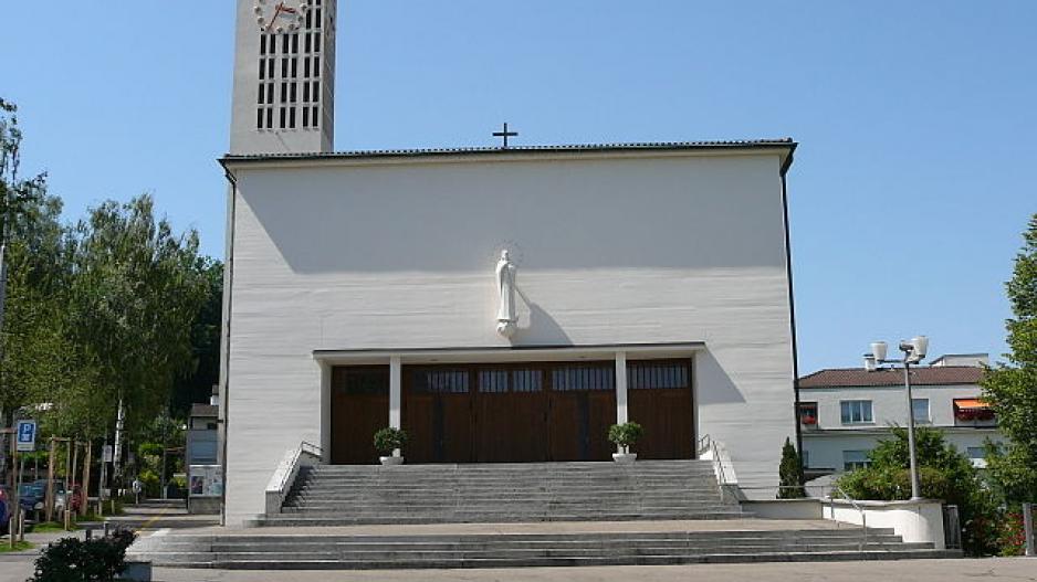 Ansicht der Kirche Maria Lourdes von der Schaffhauserstrasse her Ansicht der Kirche Maria Lourdes von der Schaffhauserstrasse her
