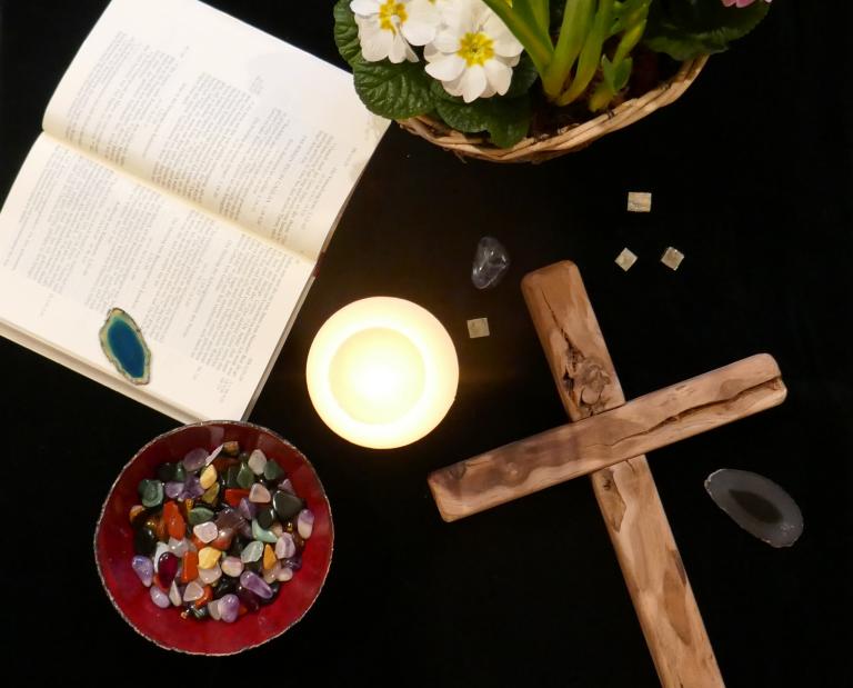 Bibel, Kerze, Blumen, Edelsteine