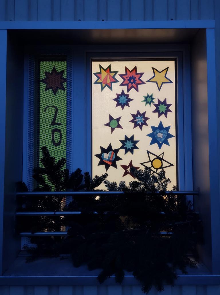Adventsfenster 2020 in der AOZ Wohnsiedlung Zihlacker